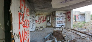 Brutalismus-Bungalow: Graffitis