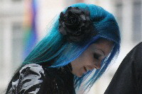Schwarze Rose, blaue Haare, Gothic-Look