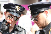 Verkleidung als Polizisten