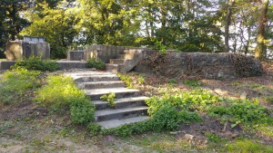 Treppe zum Fundament des Atzelbergturmes