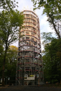 Eingerüsteter Hardtbergturm in Königstein im Frühjahr 2022