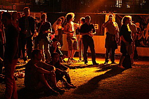 Zuhörer vor einer Open-Air-Bühne
