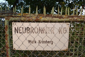 Schild am Zaun: Neubronner KG, Werk Kronberg
