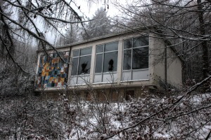 eingeschlagene Fensterscheiben im Nebengebäude