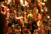 Verkauf von Christbaumschmuck auf dem Frankfurter Weihnachtsmarkt