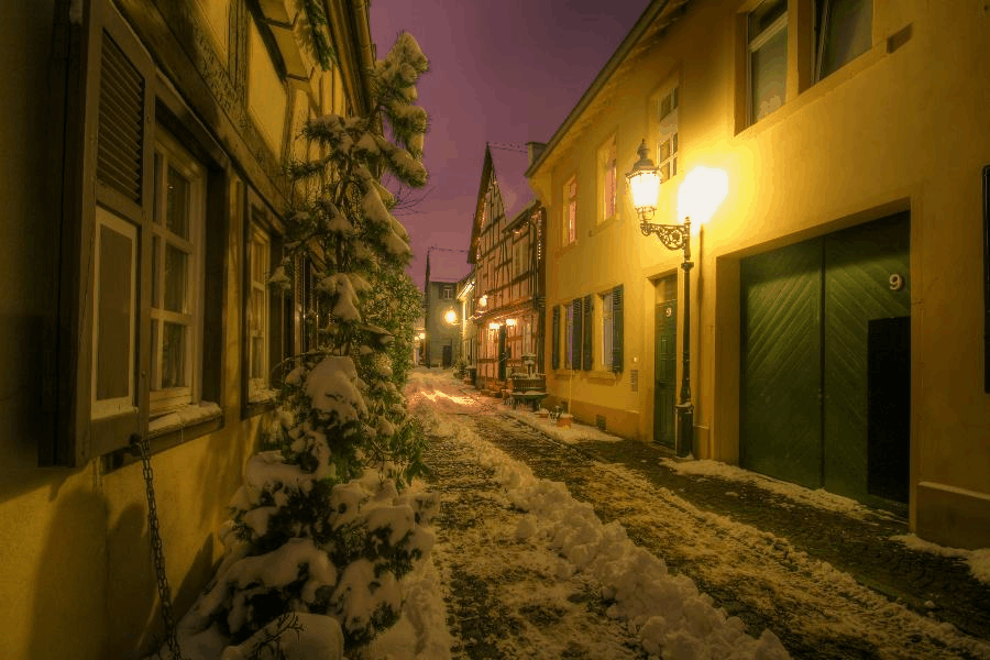 Altstadt Frankfurt-Höchst im Winter nach Schneefall