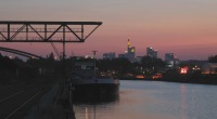 Hafenbecken in Offenbach, rechts der Kingkamehameha Club, im Hintergrund die Skyline