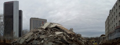 Gelände des AfE-Turmes nach der Sprengung: Bagger räumen den Schutt weg