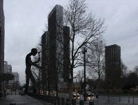 AfE-Turm / Uni-Turm Frankfurt am Tag vor dessen Sprengung. Links Hammering Man und das Marriott-Hotel