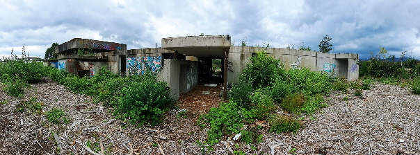 verlassener Brutalismus-Bungalow auf der Ortsgrenze zwischen Schwalbach und Kronberg