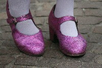 lila Schuhe mit weissen Strümpfen