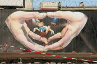 Graffiti am Bauzaun der EZB