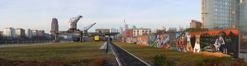 Graffiti am Bauzaun des Neubaus der EZB im Januar 2014