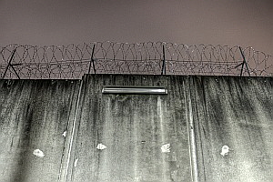 Aussenbeleuchtung der Gefängnismauer; Stacheldraht