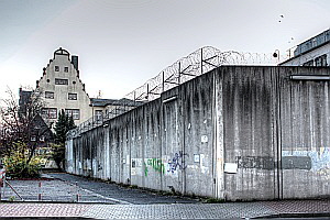 Gefängnismauer, im Hintergrund das Amtsgericht Frankfurt-Höchst