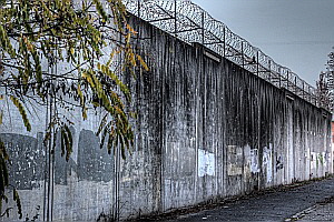 JVA-Höchst: Gefängnismauer