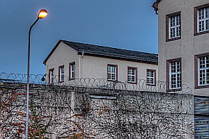 Amtsgericht FFM-Höchst; Gefängnismauer