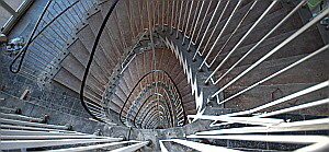 Blick nach unten entlang der 10 Stockwerke des Treppenhauses