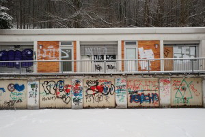 Graffiti bedeckte Garagentore im Hof