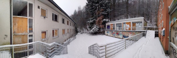 Institutshof im Schnee