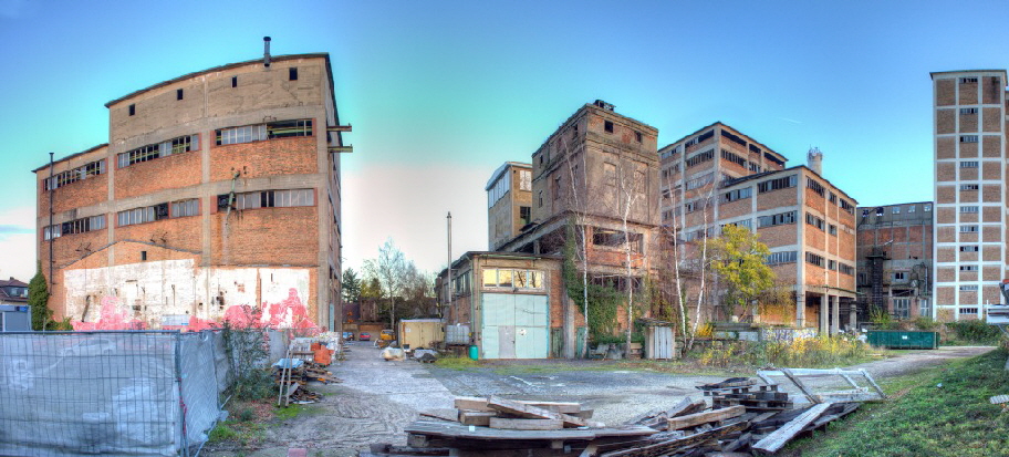 Hattersheim, aufgegebene Cellulose-Fabrik: Efeu rankt die Fabrikwände hoch, Birken wachsen auf dem Fabrikhof: Die Natur erobert das ehemalige Fabrikgelände zurück.