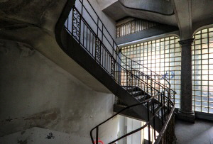 Glasbausteinwand im Treppenhaus des ehemaligen Polizeipräsidiums