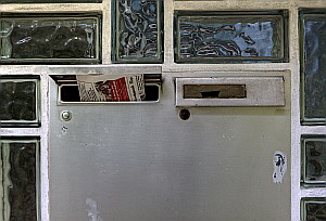 Briefkasten an einem verlassenen Einfamilienhaus