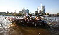 Sportboot auf dem Frankfurter Main im Spätsommer 2012
