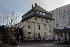 Verlassenes Haus am U-Bahnhof Frankfurt Ostbahnhof