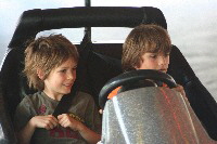 2 Jungen im Autoscooter