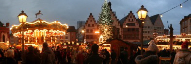 Weihnachtsmarkt-Panorama auf dem Frankfurter Römer